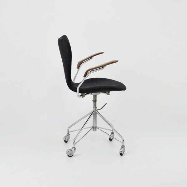 Fauteuil Série 7 Modèle 3217 Pied Eiffel D’ Arne Jacobsen Par Fritz Hansen, Édition Originale
