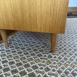 Chest of drawers with spindle feet