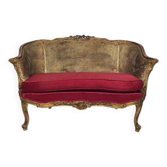 Petit canapé corbeille de style Louis XV, bois doré et double cannage