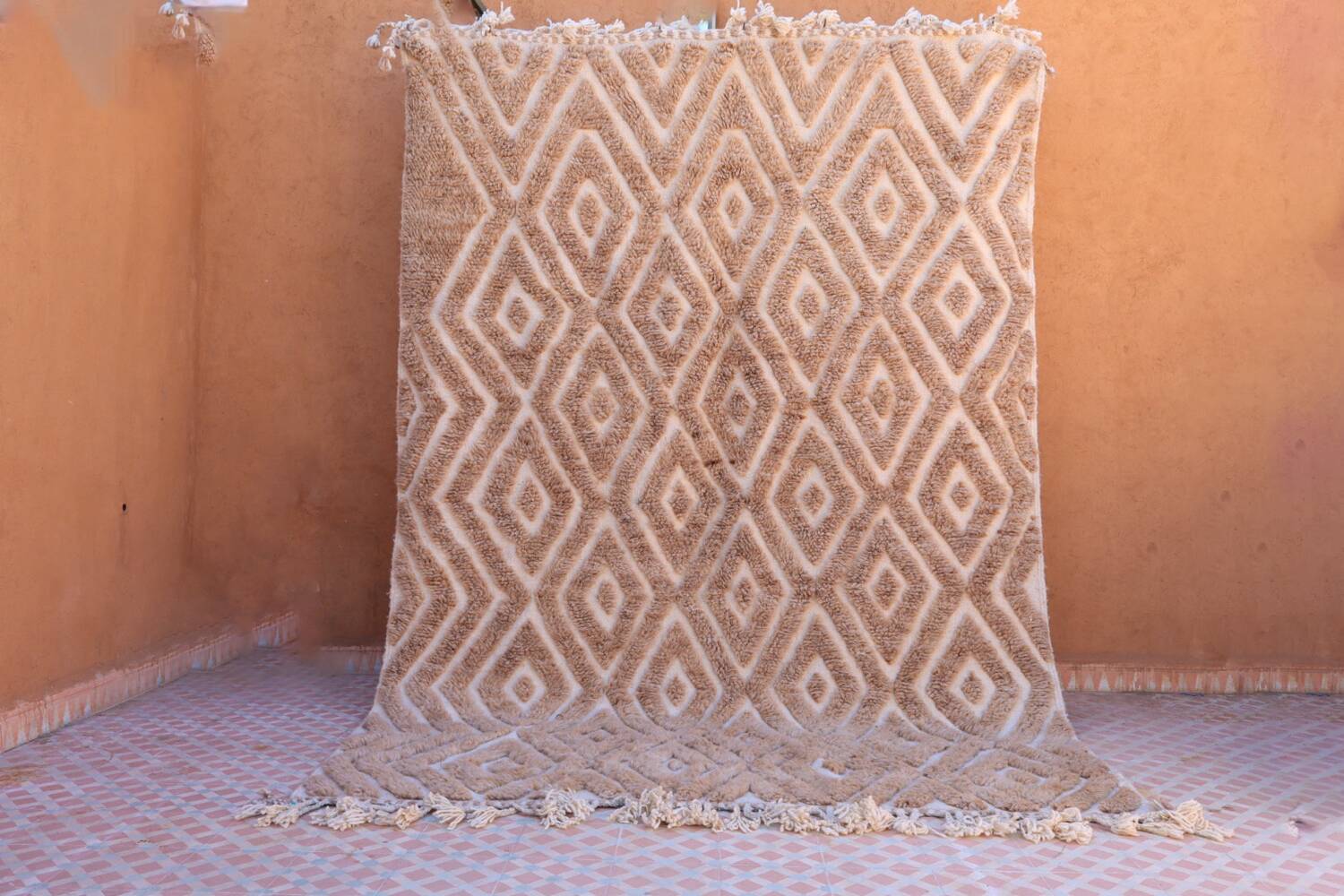 tapis-marocain-berb-re-beige-fonc-motifs-reliefs-selency