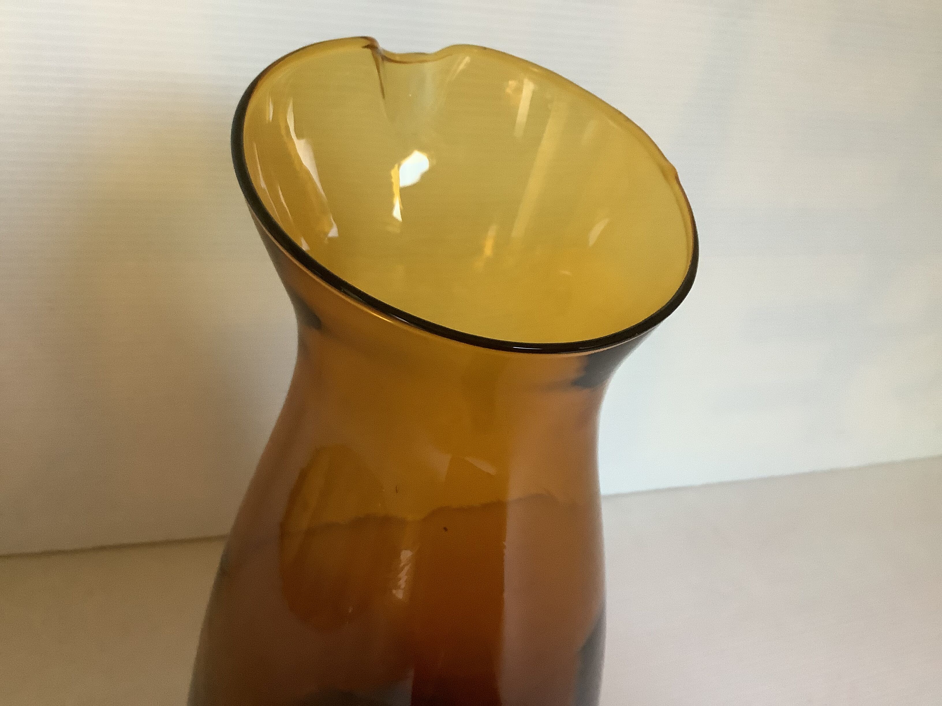 Pichet en verre jaune fumé
