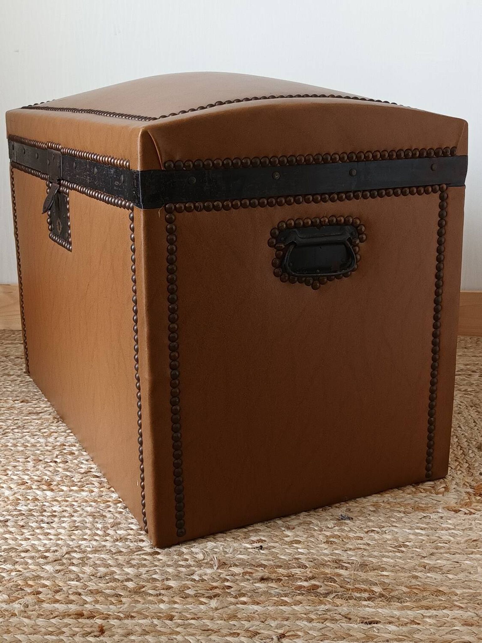 Malle bombée en bois et simili cuir vintage