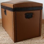 Malle bombée en bois et simili cuir vintage