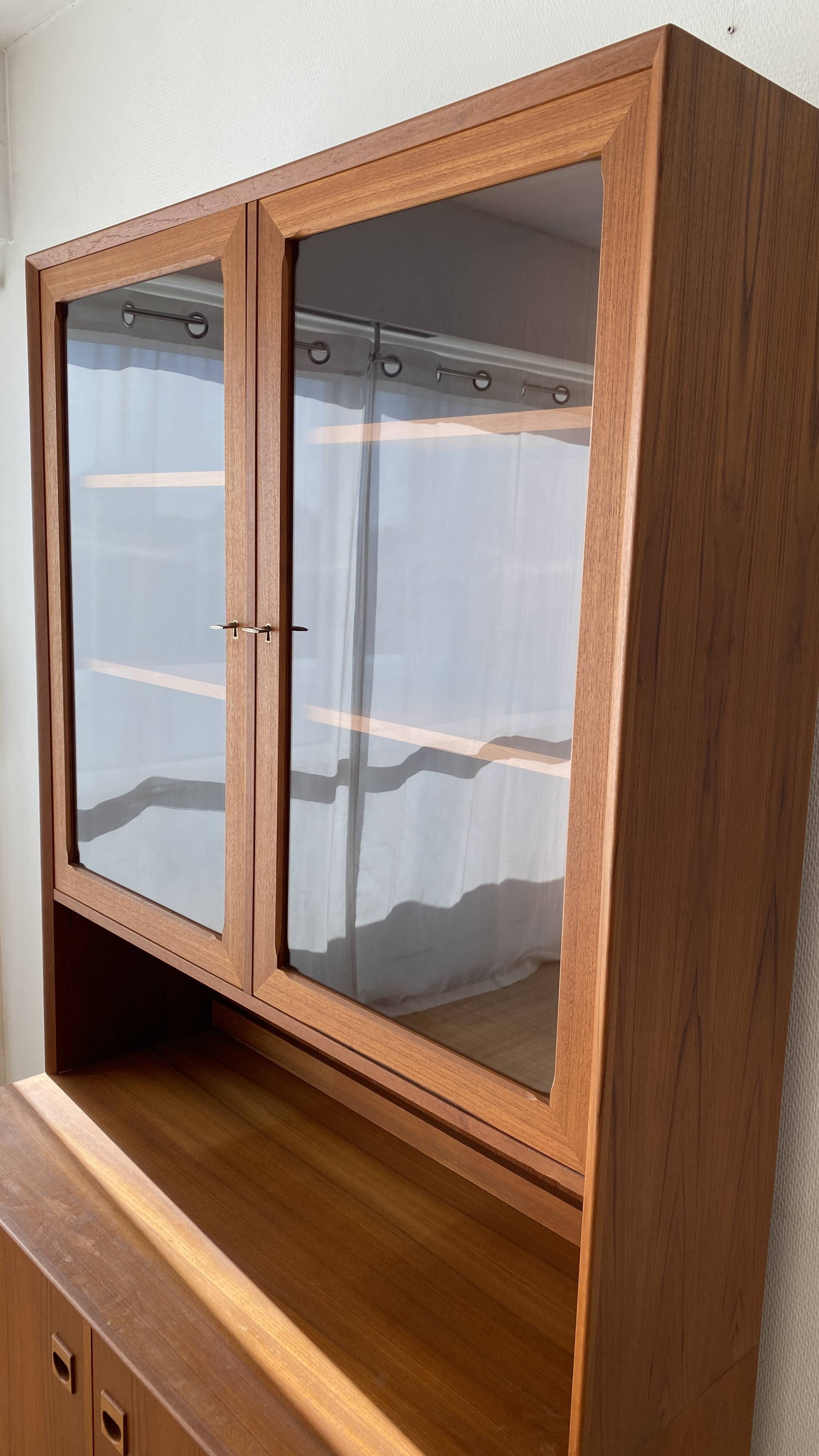 Meuble vitrine scandinave années 60 en teck par Erik Brouer