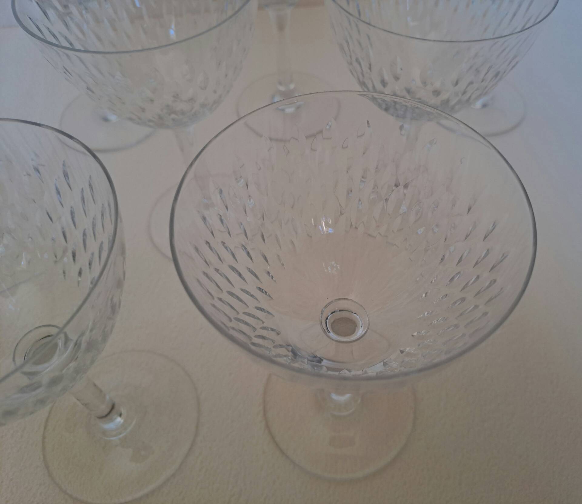 9 crystal water glasses from Baccarat Magenta Grain De Riz, height 15.5 cm.