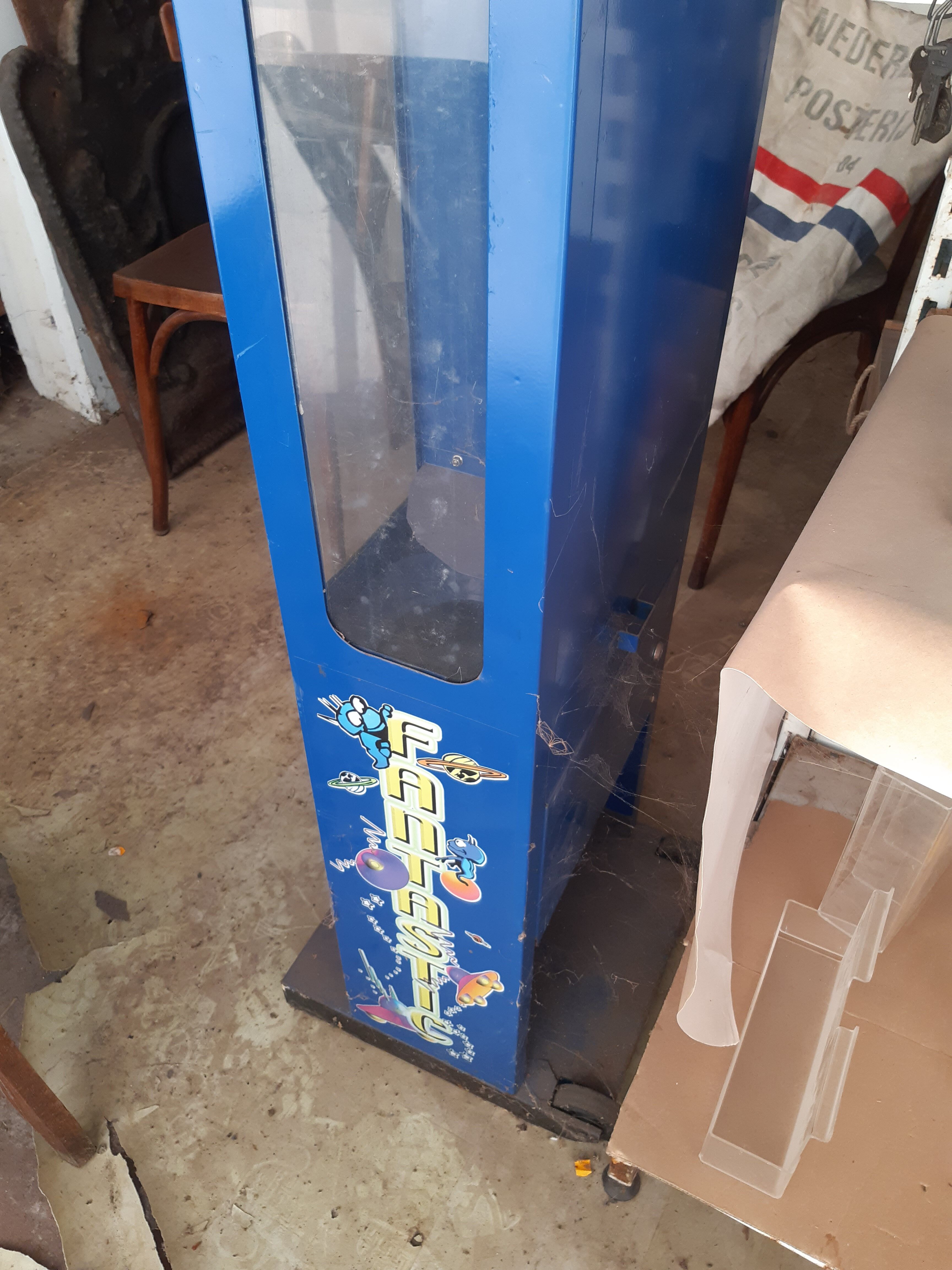 Former mechanical game distributor