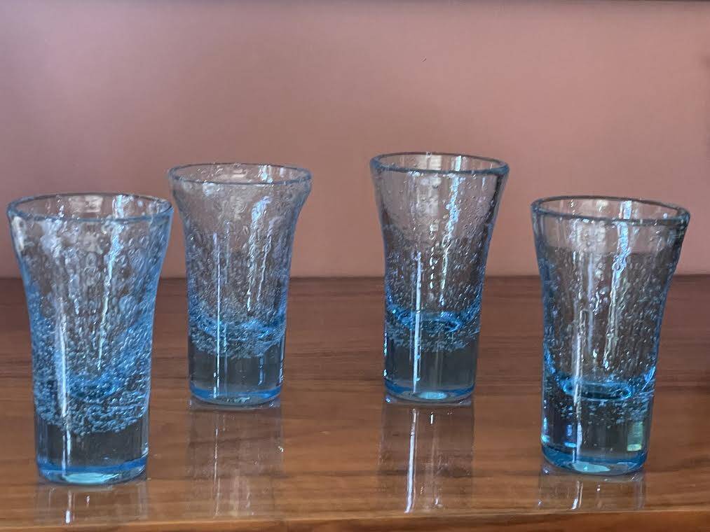 Lot de 4 verres soufflé bleux.