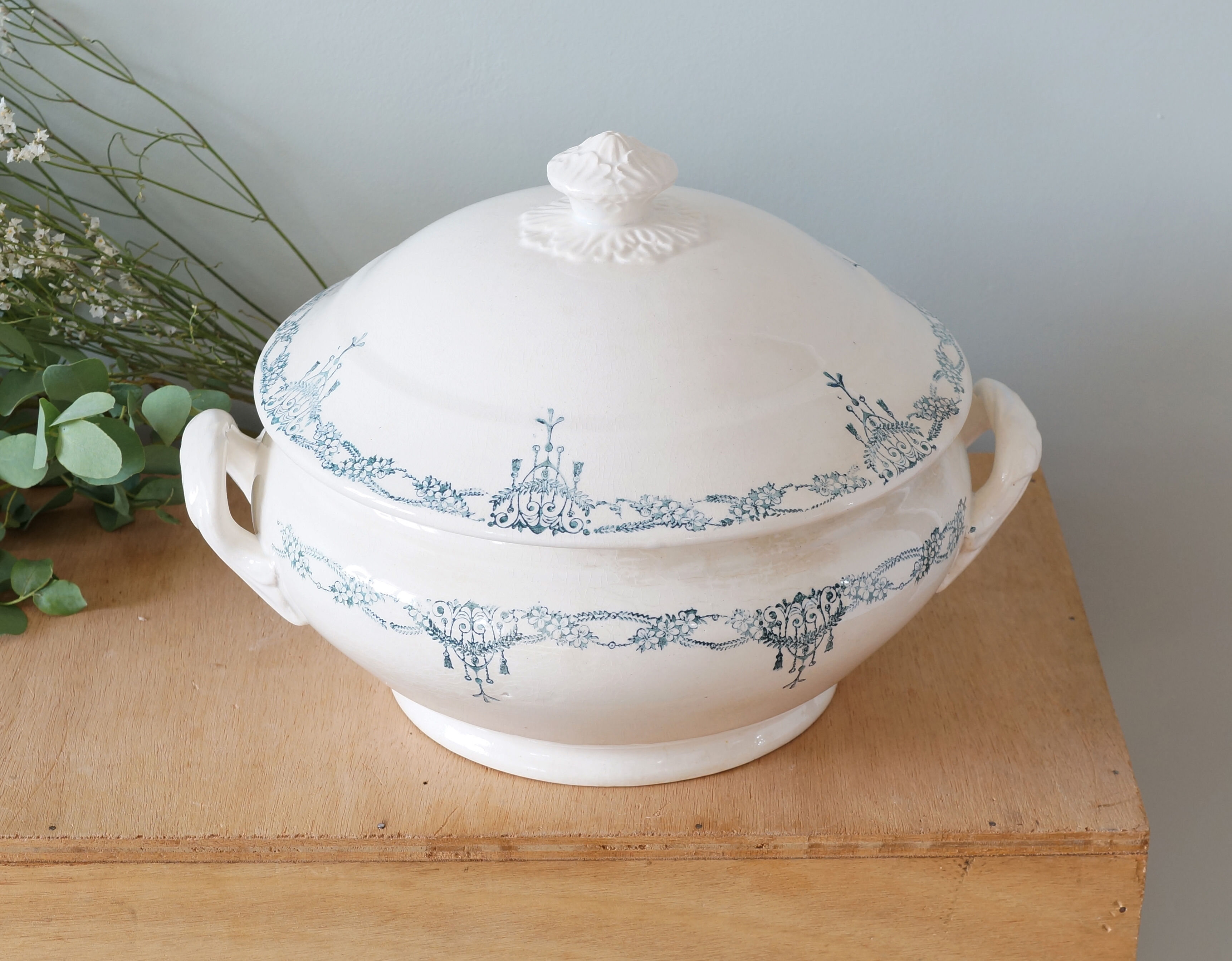 Earthenware tureen tureen