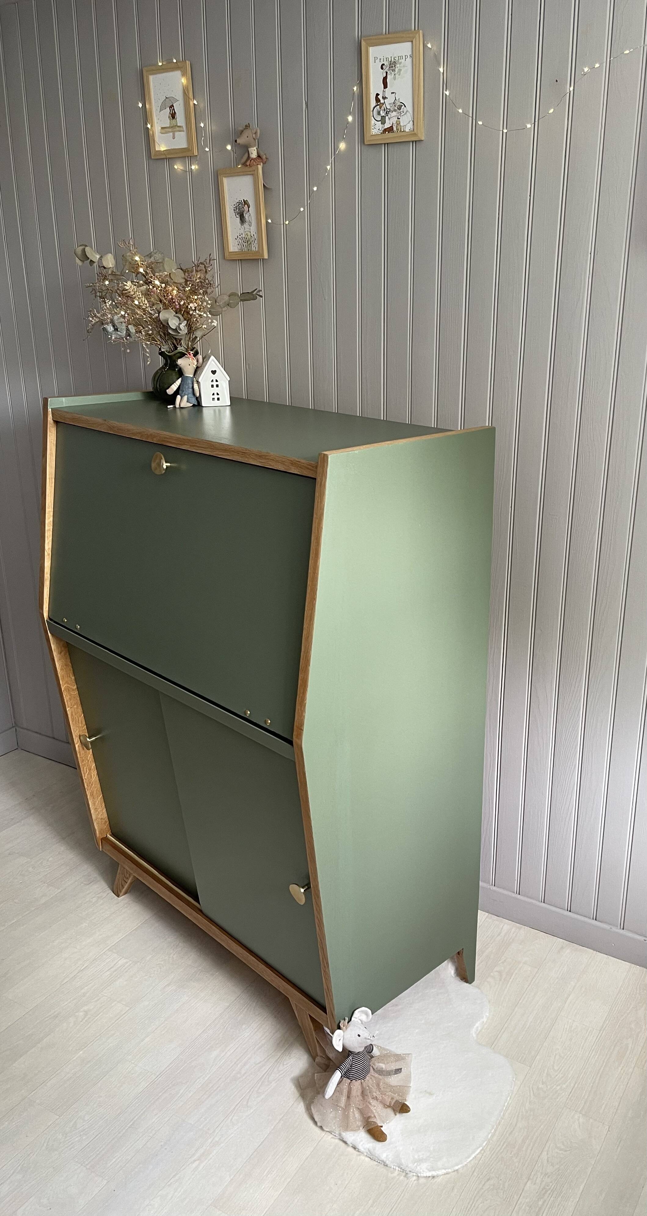 Green secretary