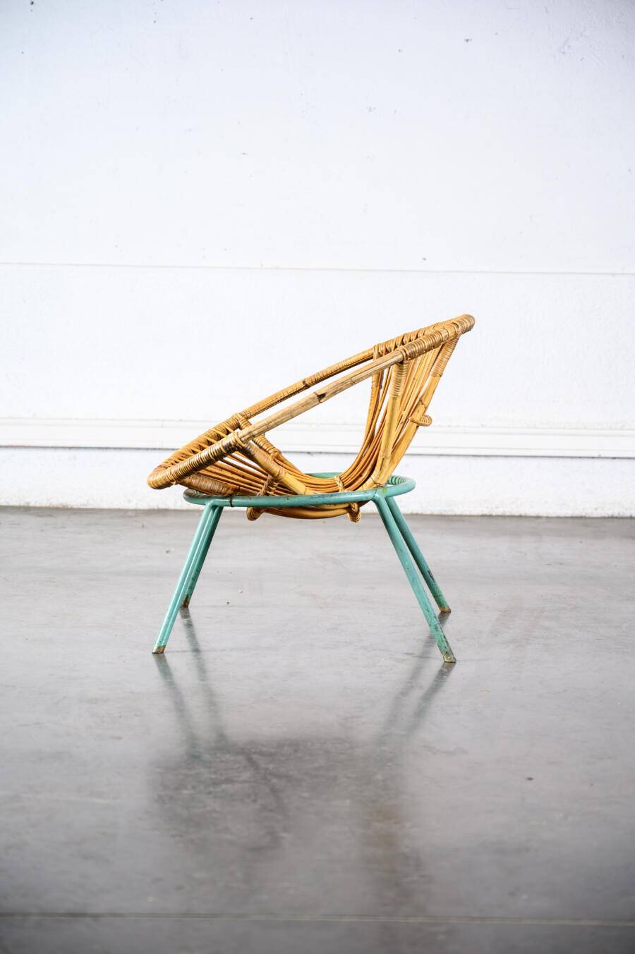 Fauteuil en rotin pieds métal vert