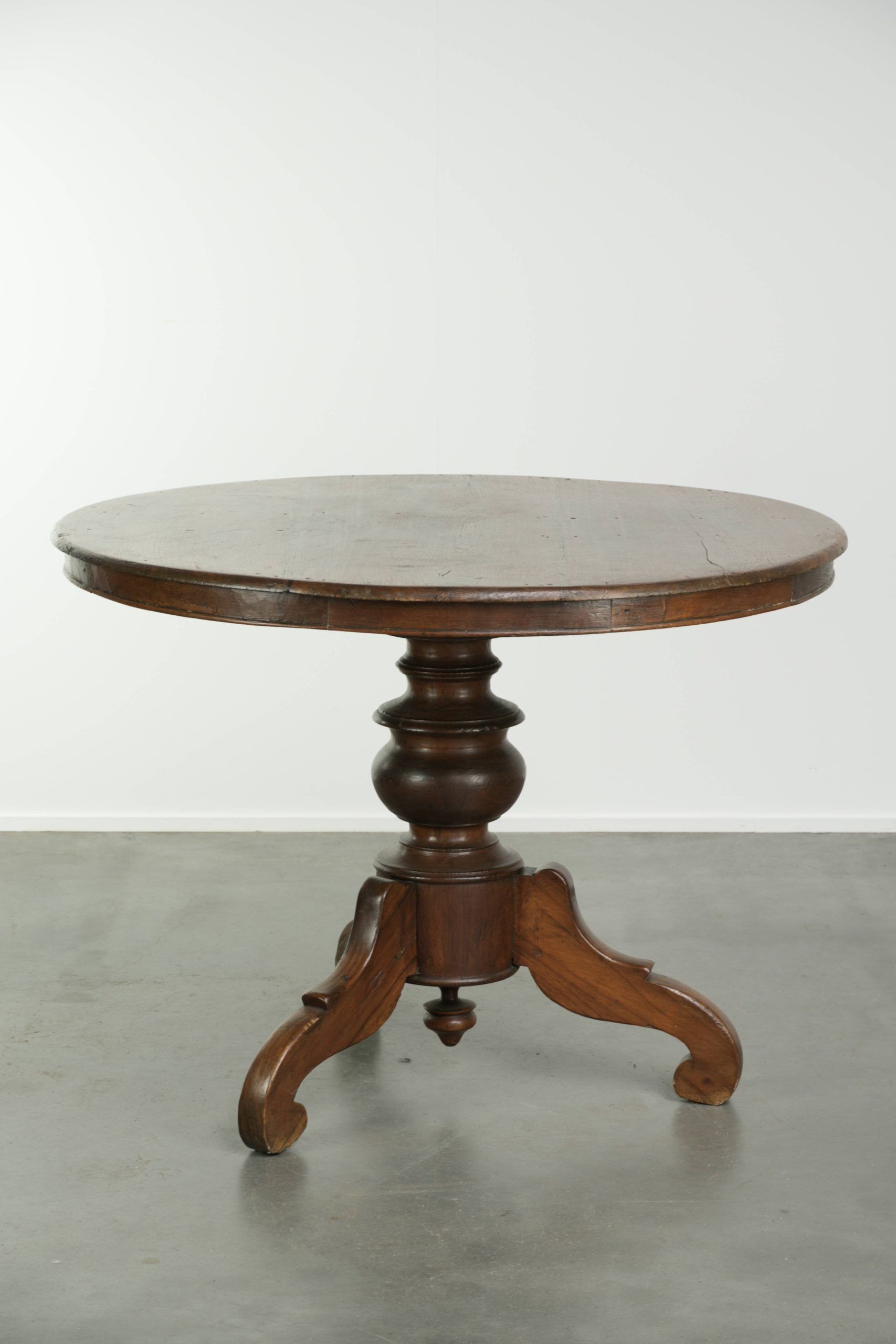 Table à manger ronde rustique en bois subtil avec une belle apparence.