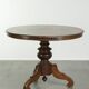 Table à manger ronde rustique en bois subtil avec une belle apparence.