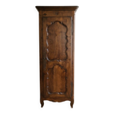 Armoire-bonnetière ancienne style Louis XV en bois massif
