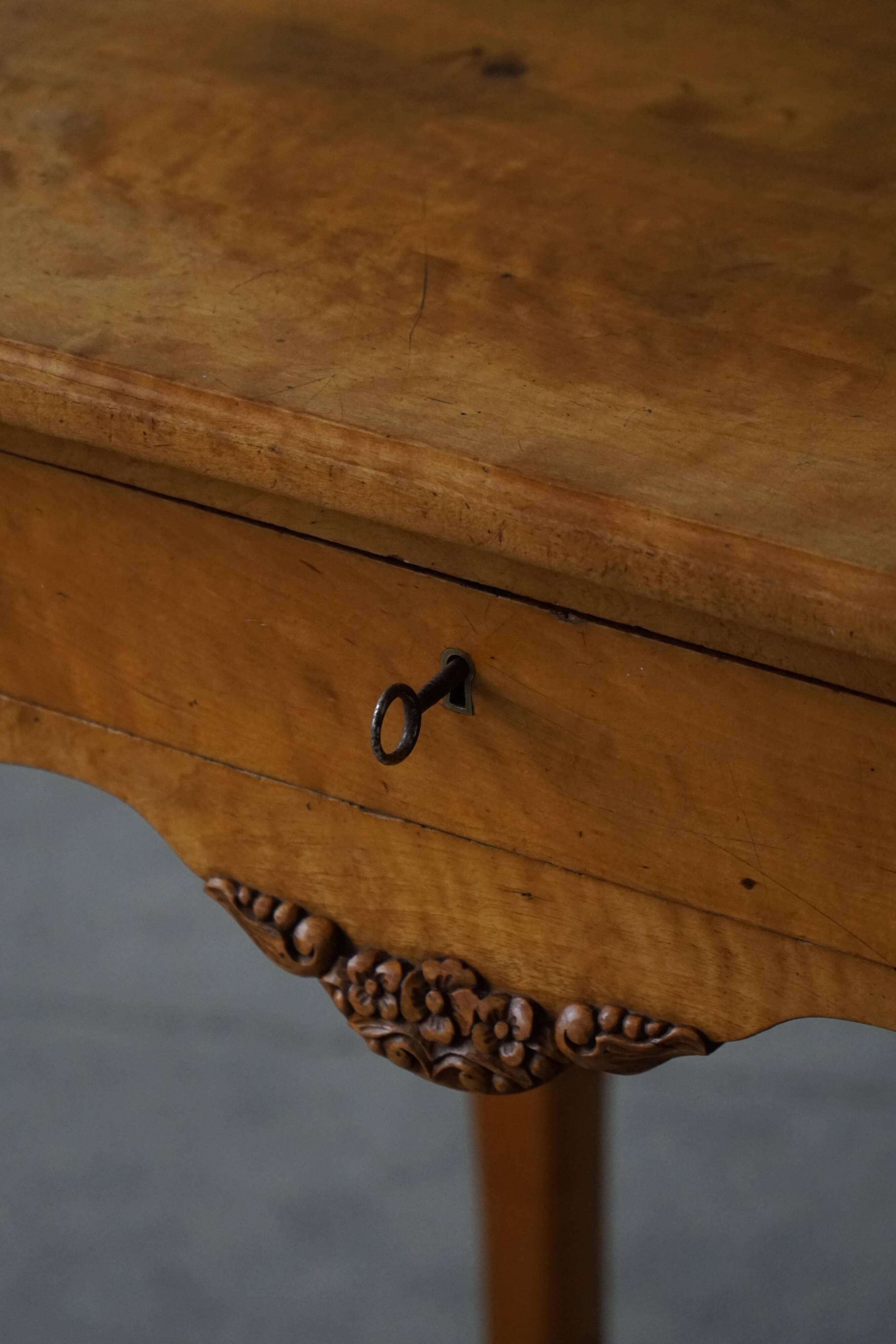 Table d'appoint danoise de style rococo en bouleau avec tiroir, début du 20e siècle