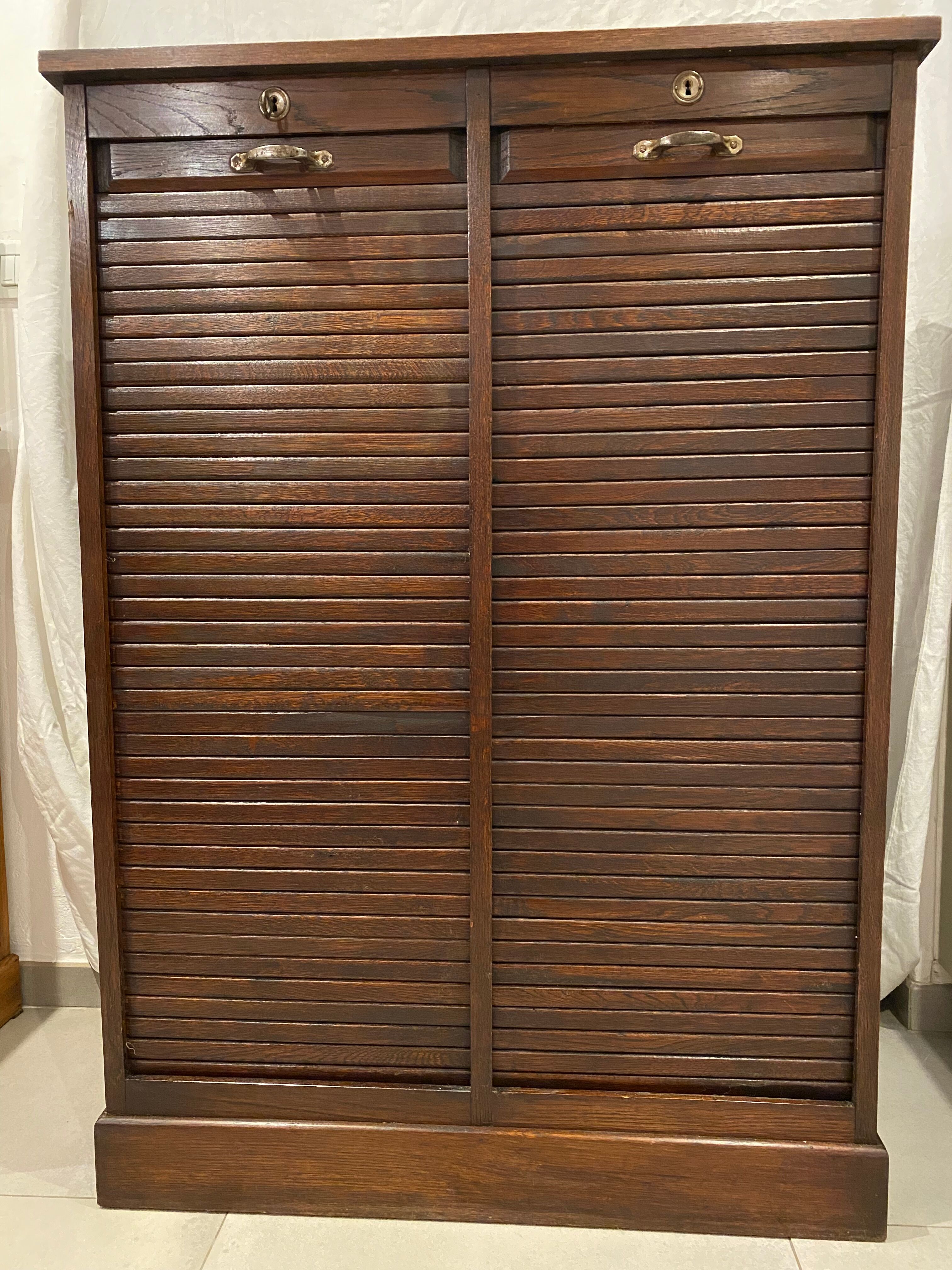 Double curtain cabinet