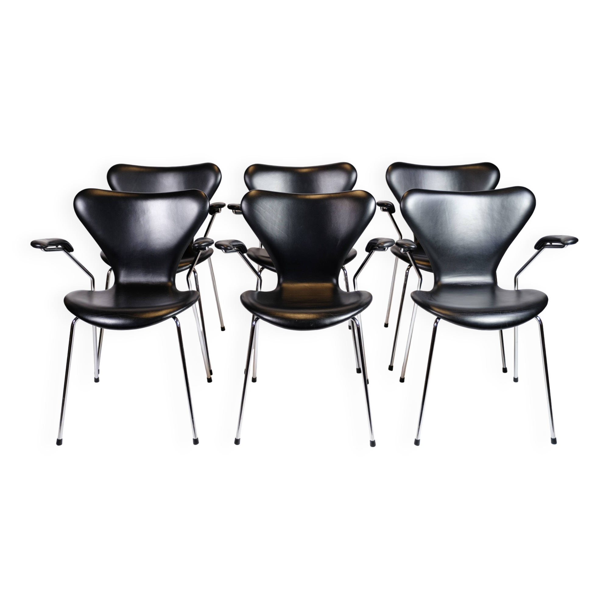 Seven Chair With Arms Model 3207 Made In Black Leather By Arne Jacobsen For Fritz Hansen