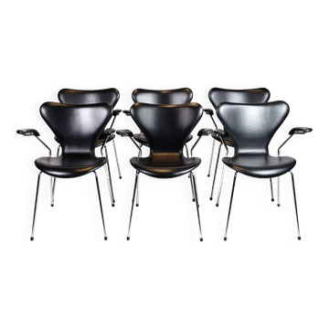 Seven Chair With Arms Model 3207 Made In Black Leather By Arne Jacobsen For Fritz Hansen