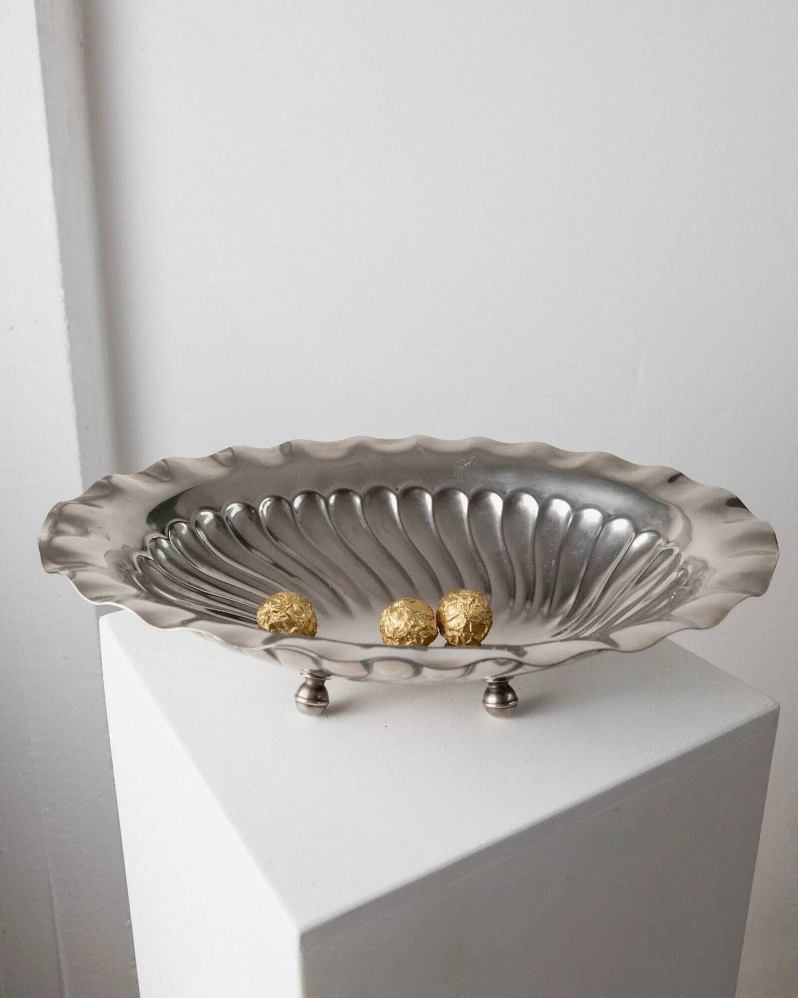 Silver-plated metal vintage bowl with curved rim and relief - Italian 1940s centrepiece
