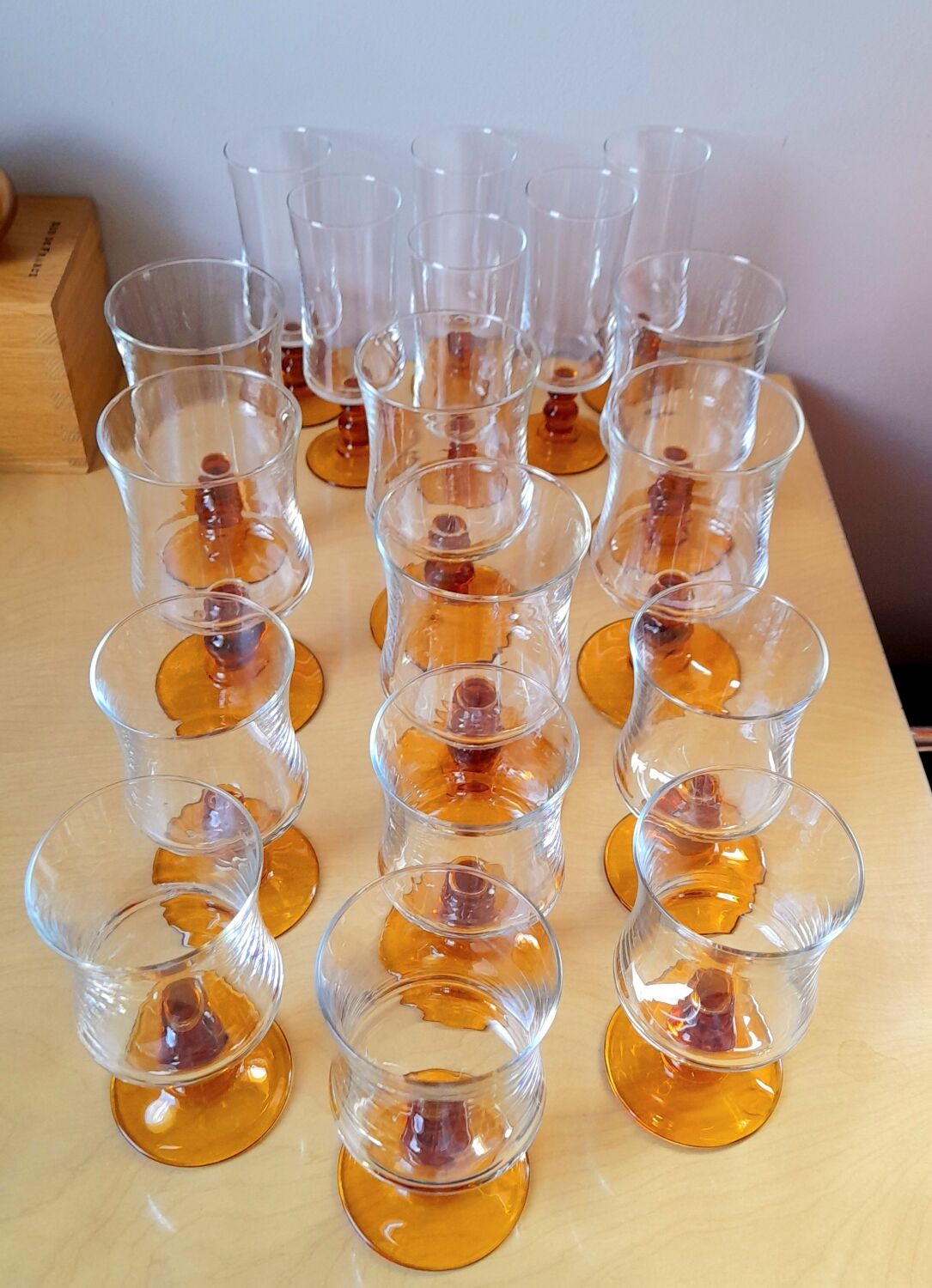 Service of 18 glasses with amber feet 70s