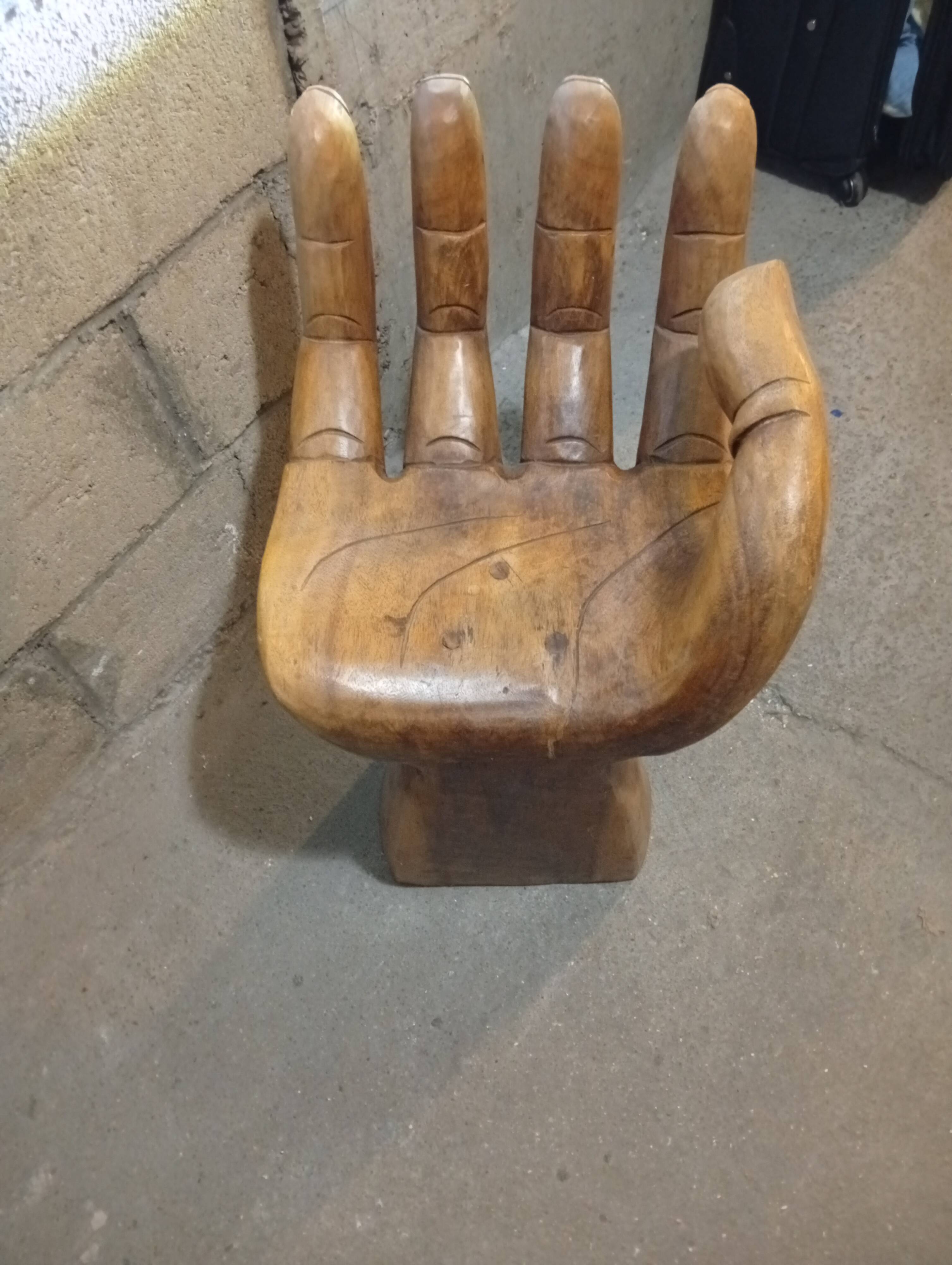 Tabouret en bois teck en forme de main droite