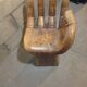 Tabouret en bois teck en forme de main droite