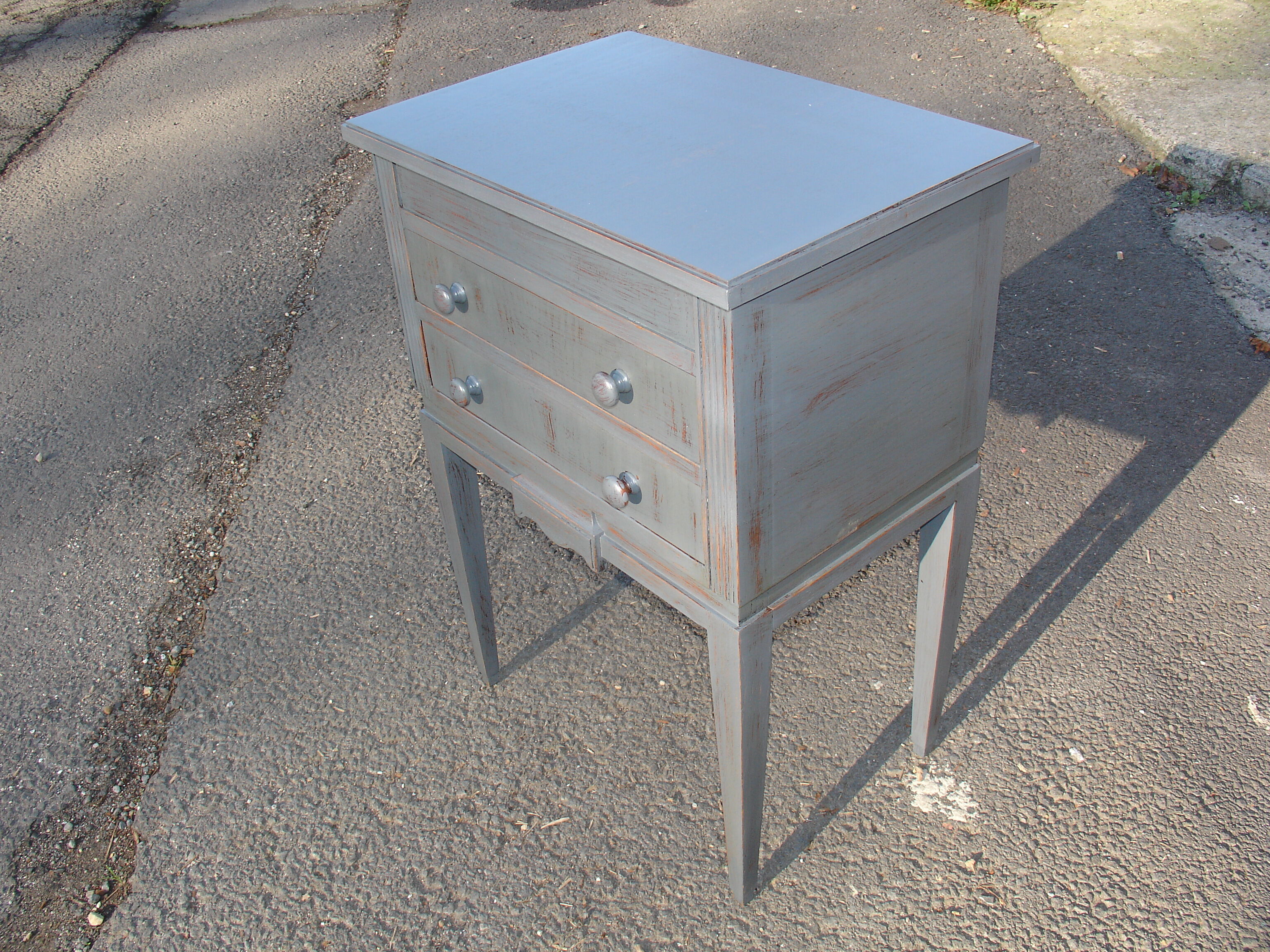 Petite commode travailleuse relookée