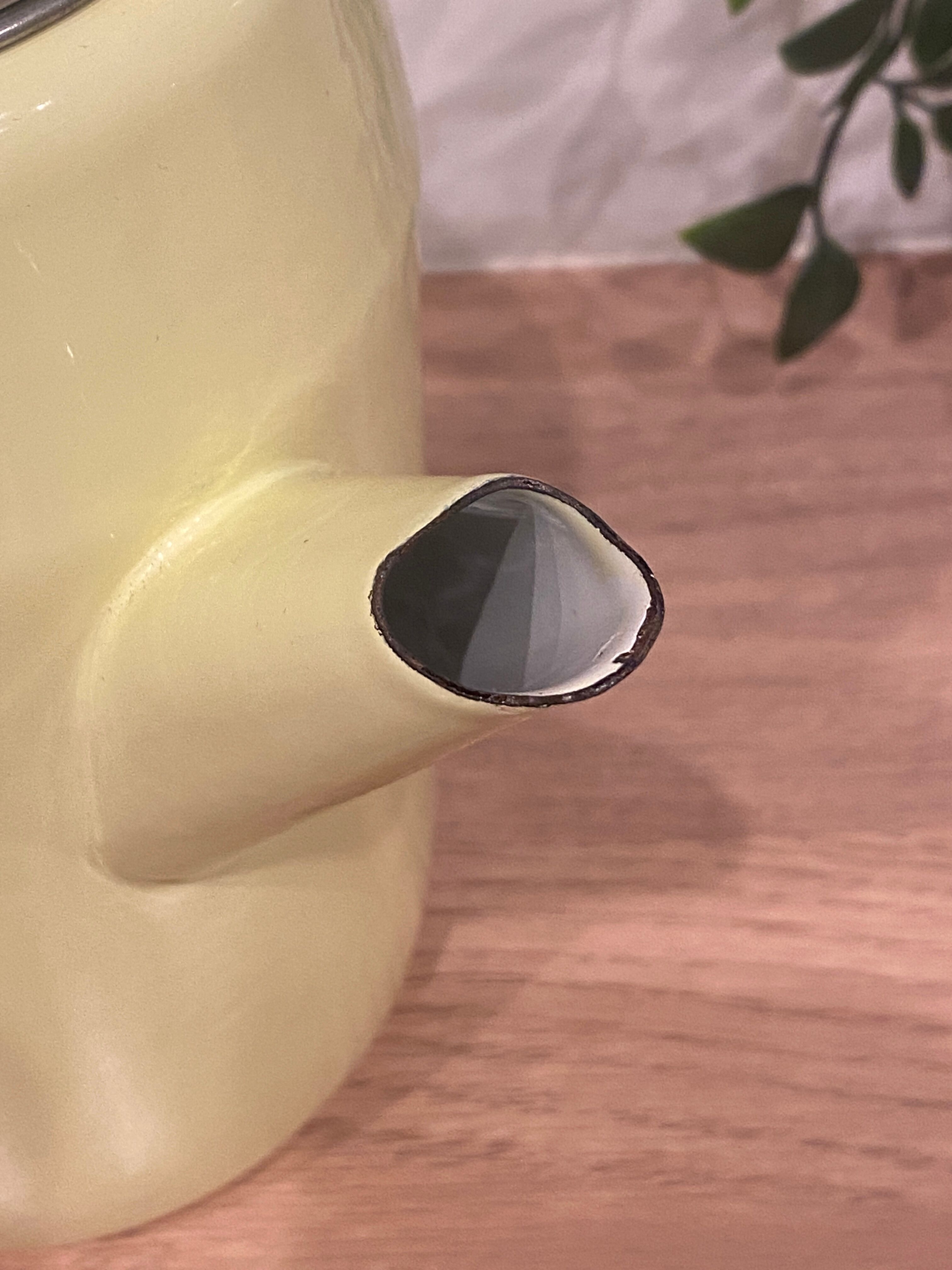 Cafetière en tôle émaillée jaune