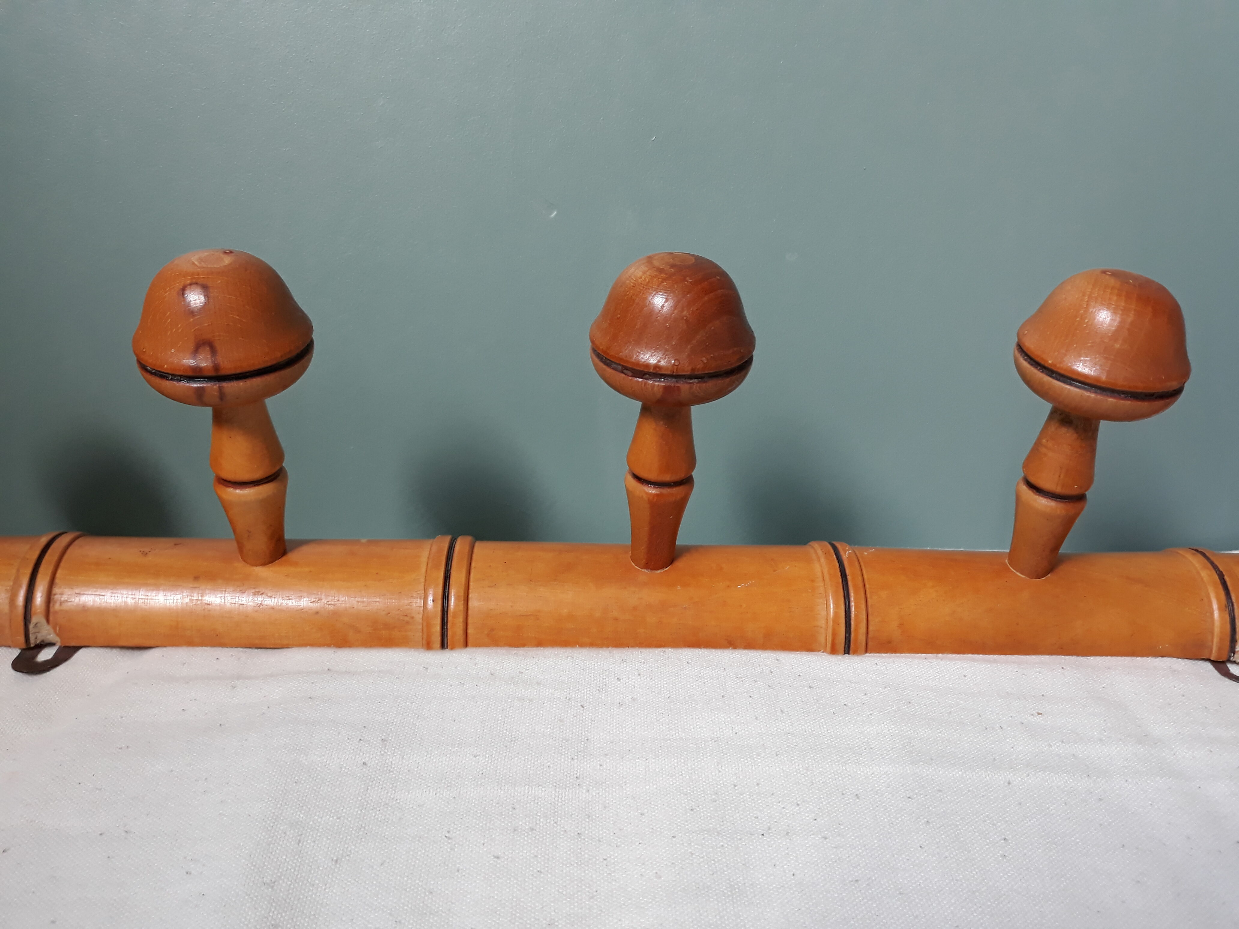 Bamboo-like wall coat rack with 5 mushroom hooks