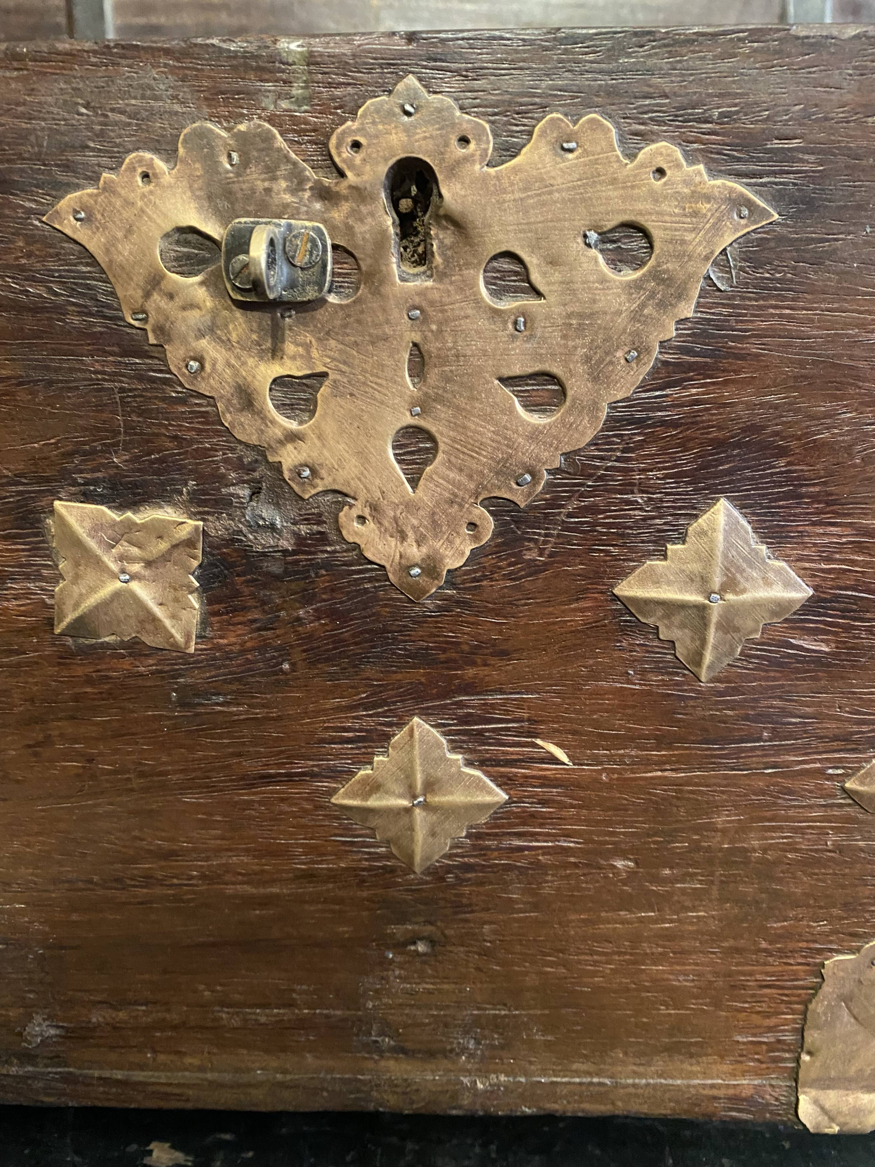 Indian chest in wood and gilded metal