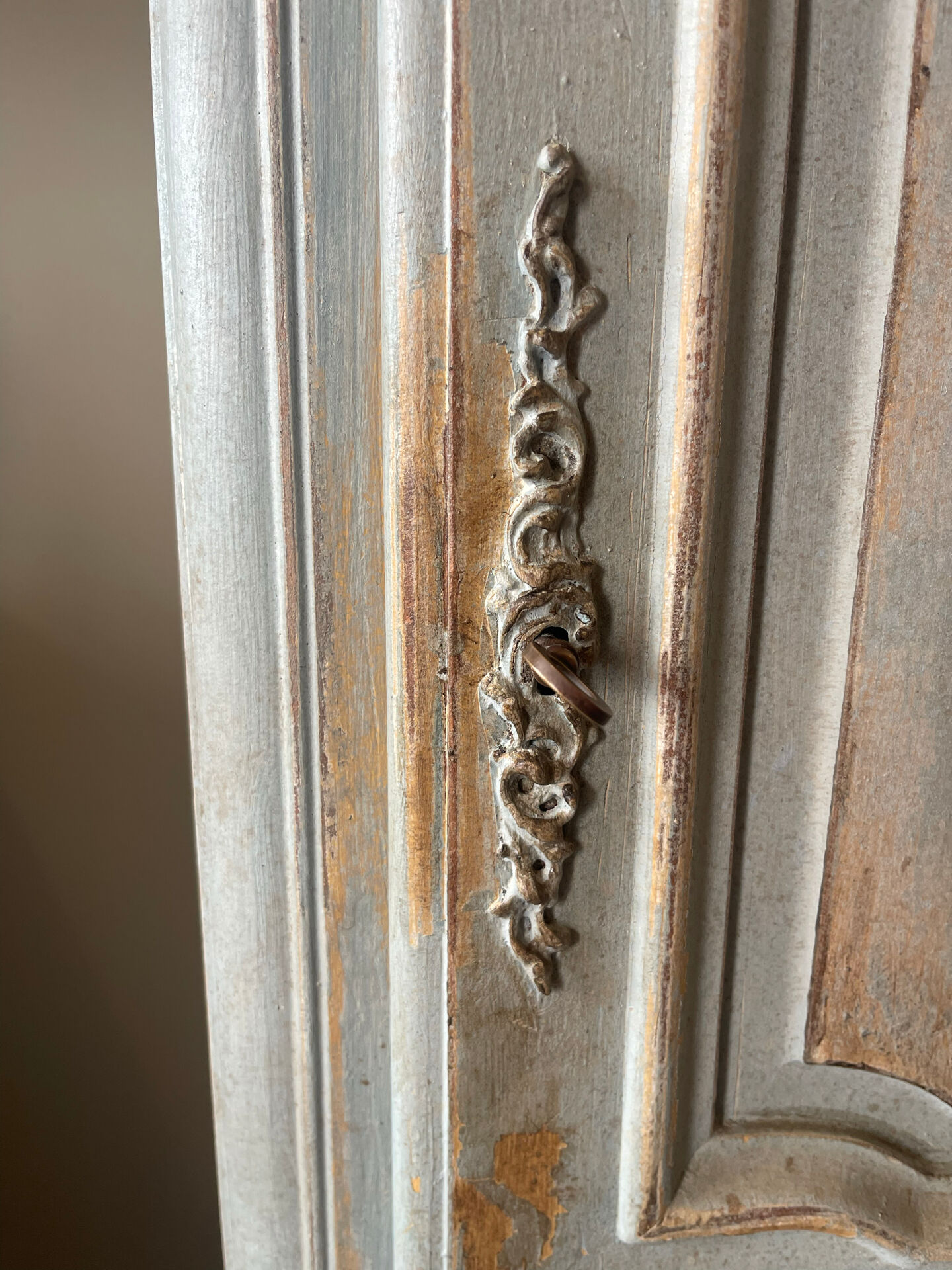 Patinated bonnetière