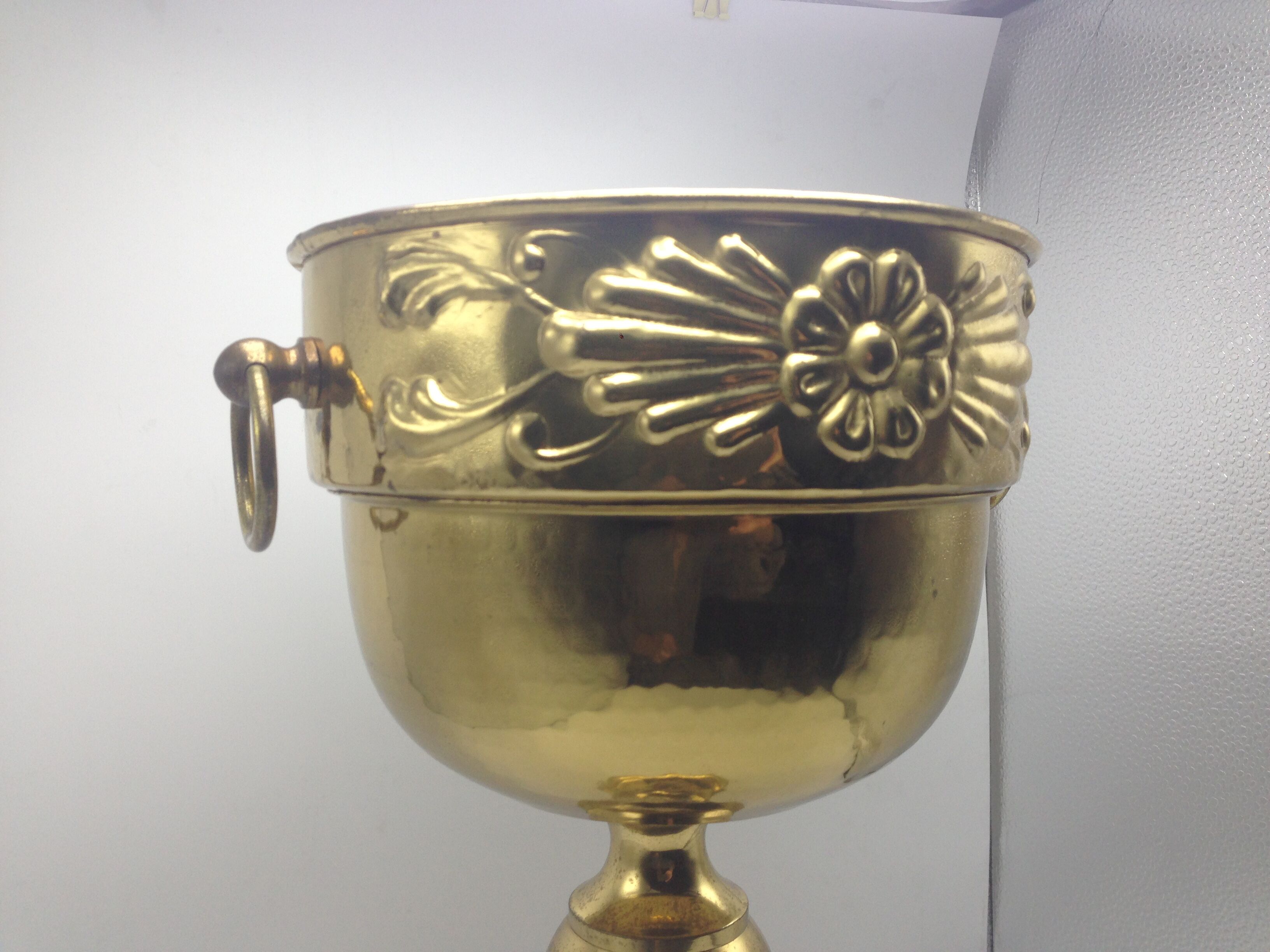 Old planter on foot in hammered brass pushed back height 44 cm