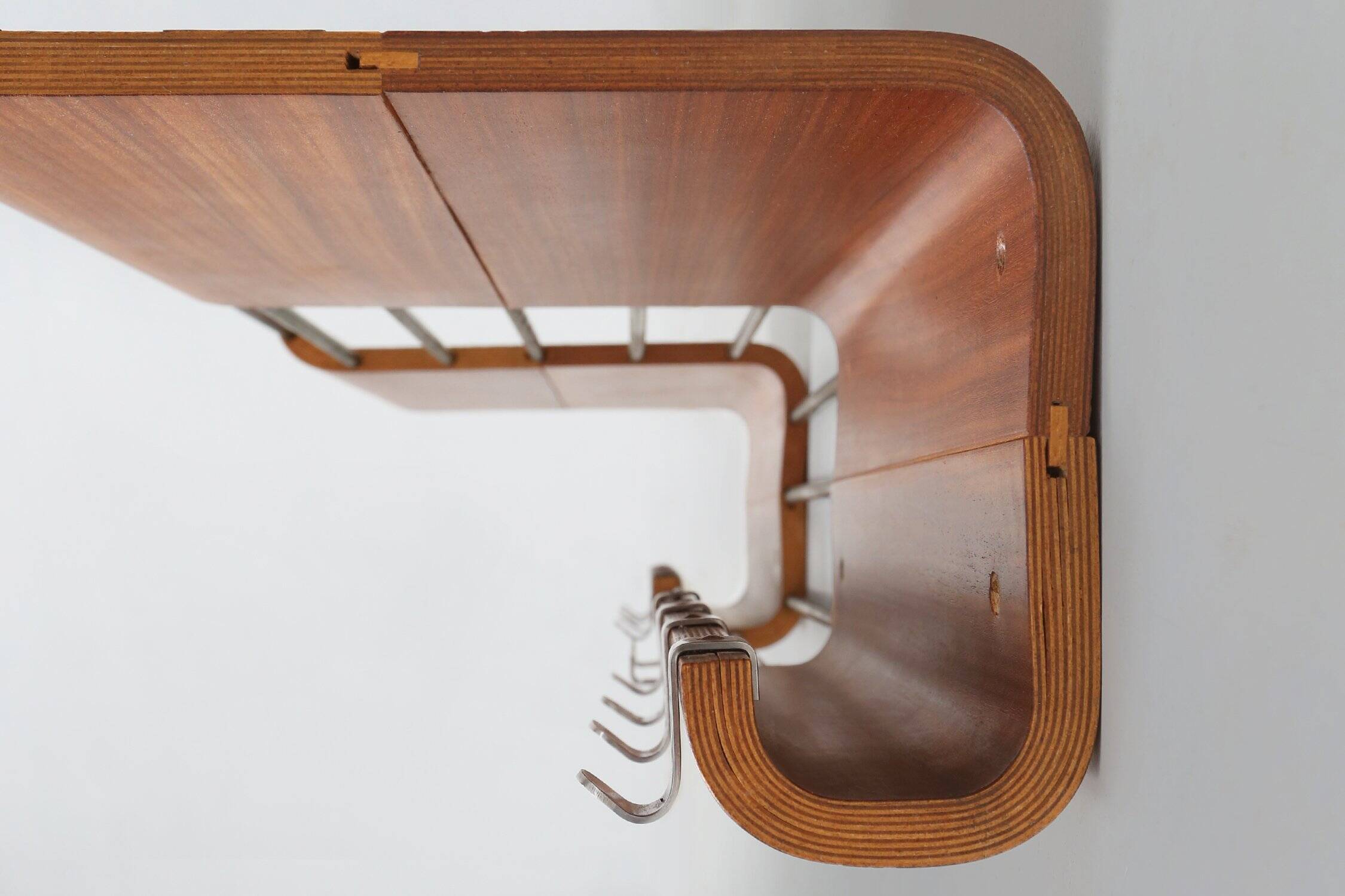 Porte-manteau de milieu de siècle en contreplaqué cintré attribué à De Coene, Belgique, années 1960.