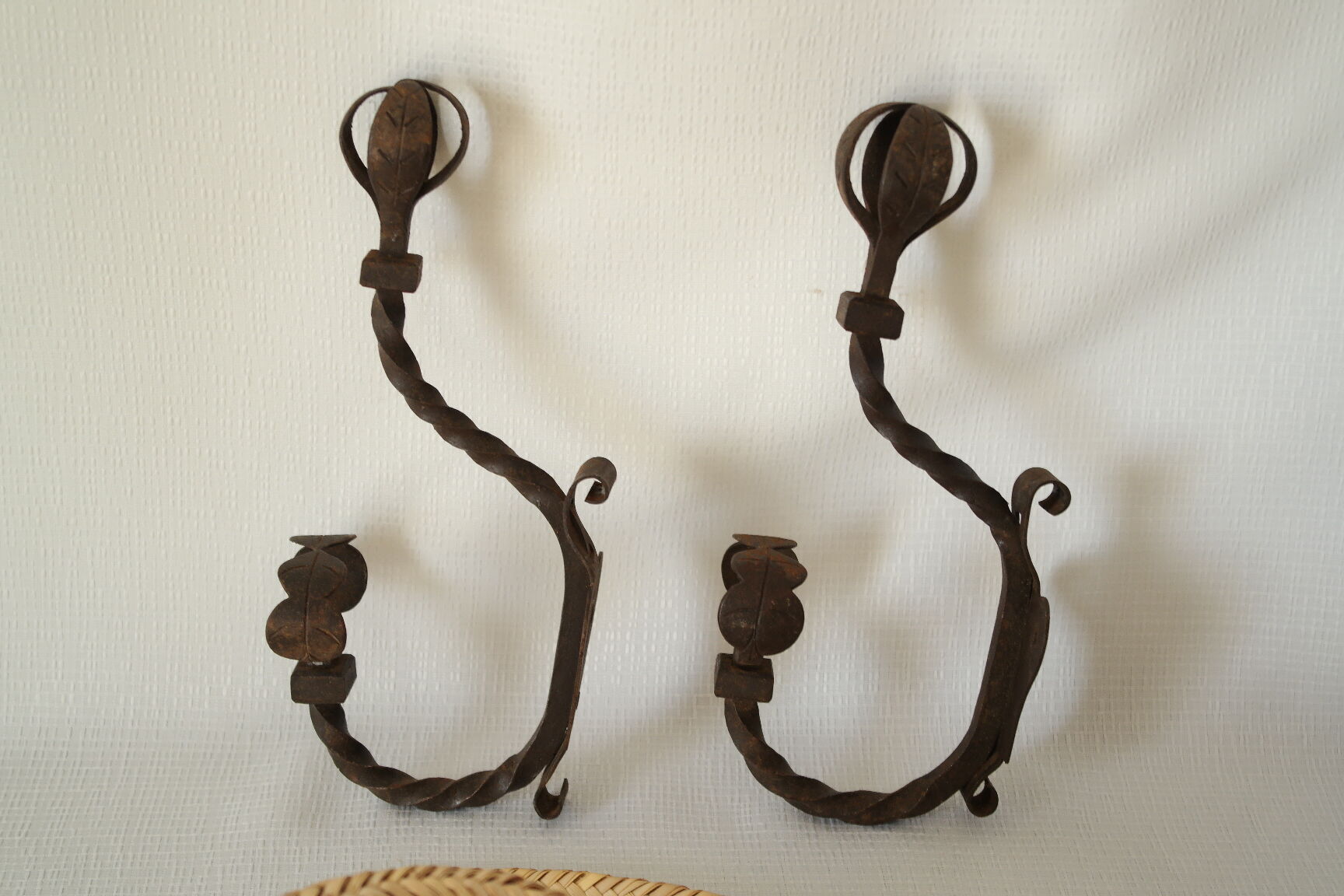 Paire de patères en fer forgé ancienne