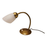 Lampe de table, estimée des années 1950-60. fabriquée en métal, laiton et verre.