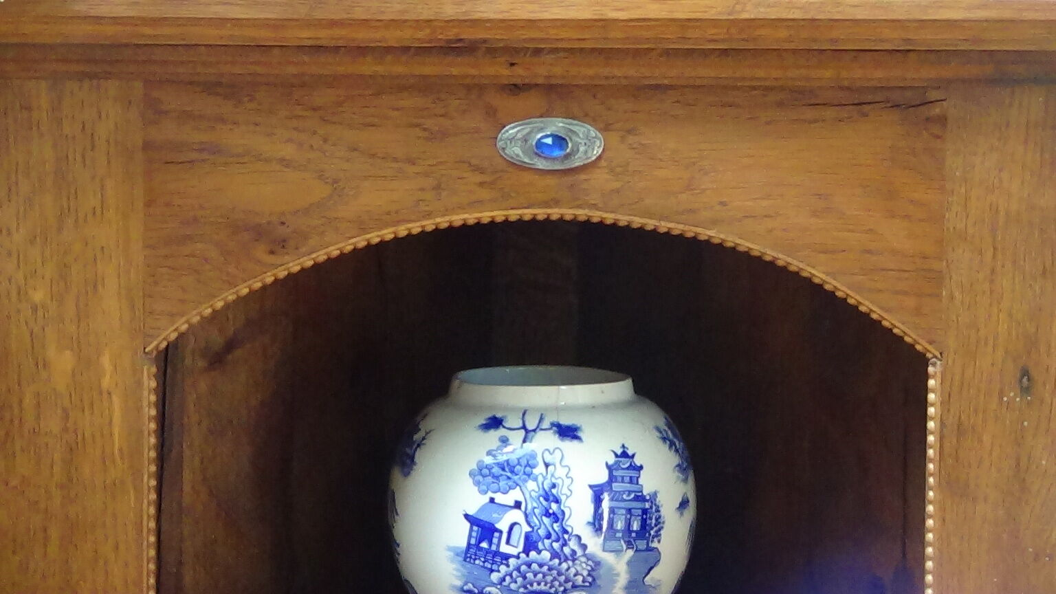 Corner cabinet
