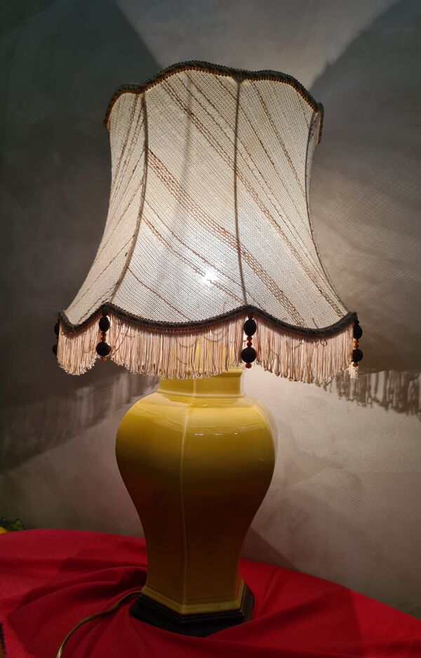 Lampe asia socle bois abatjour  coton chiné avec perle de bois   70x40