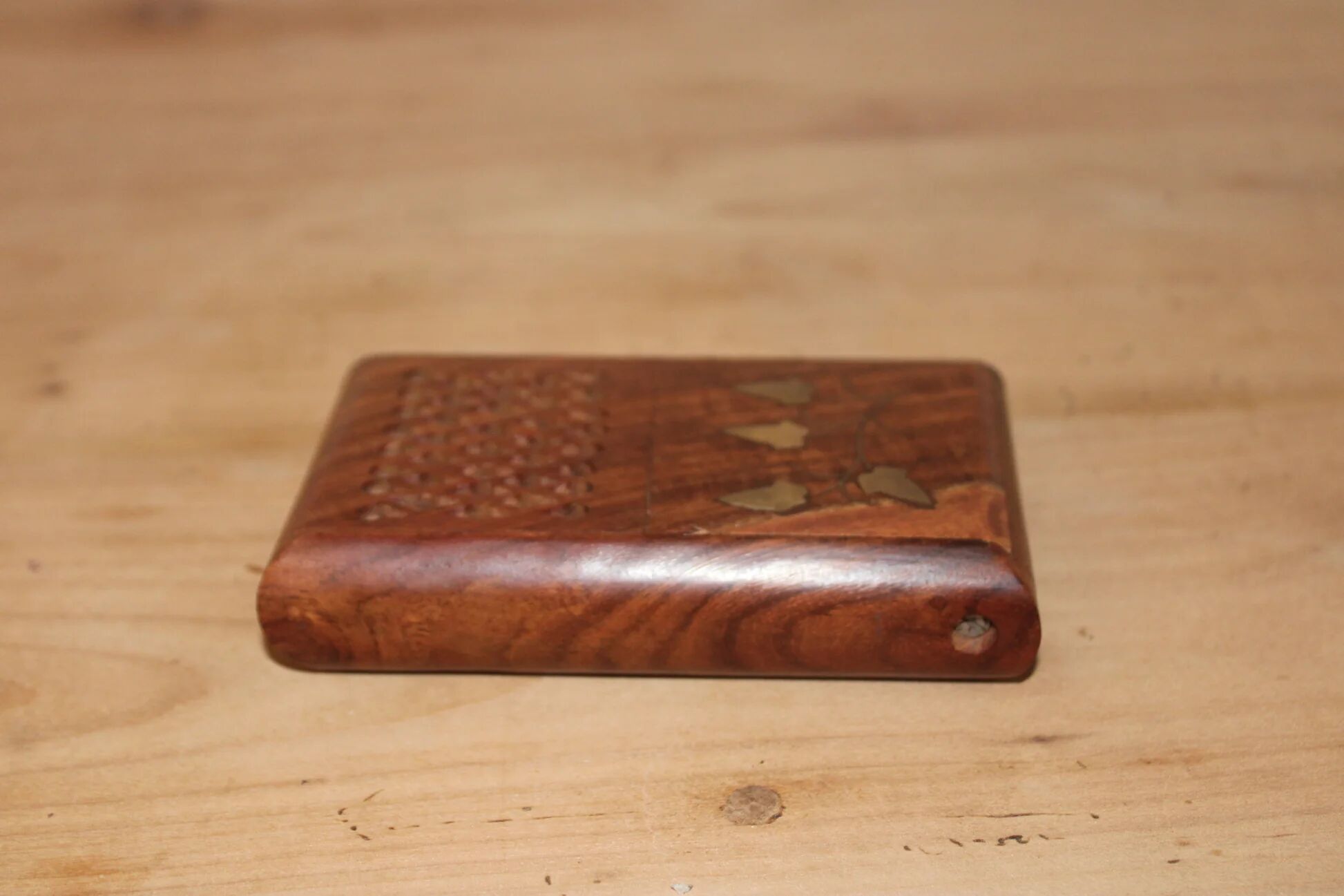 Vintage folding cigarette case in carved wood – golden floral decoration – oriental style