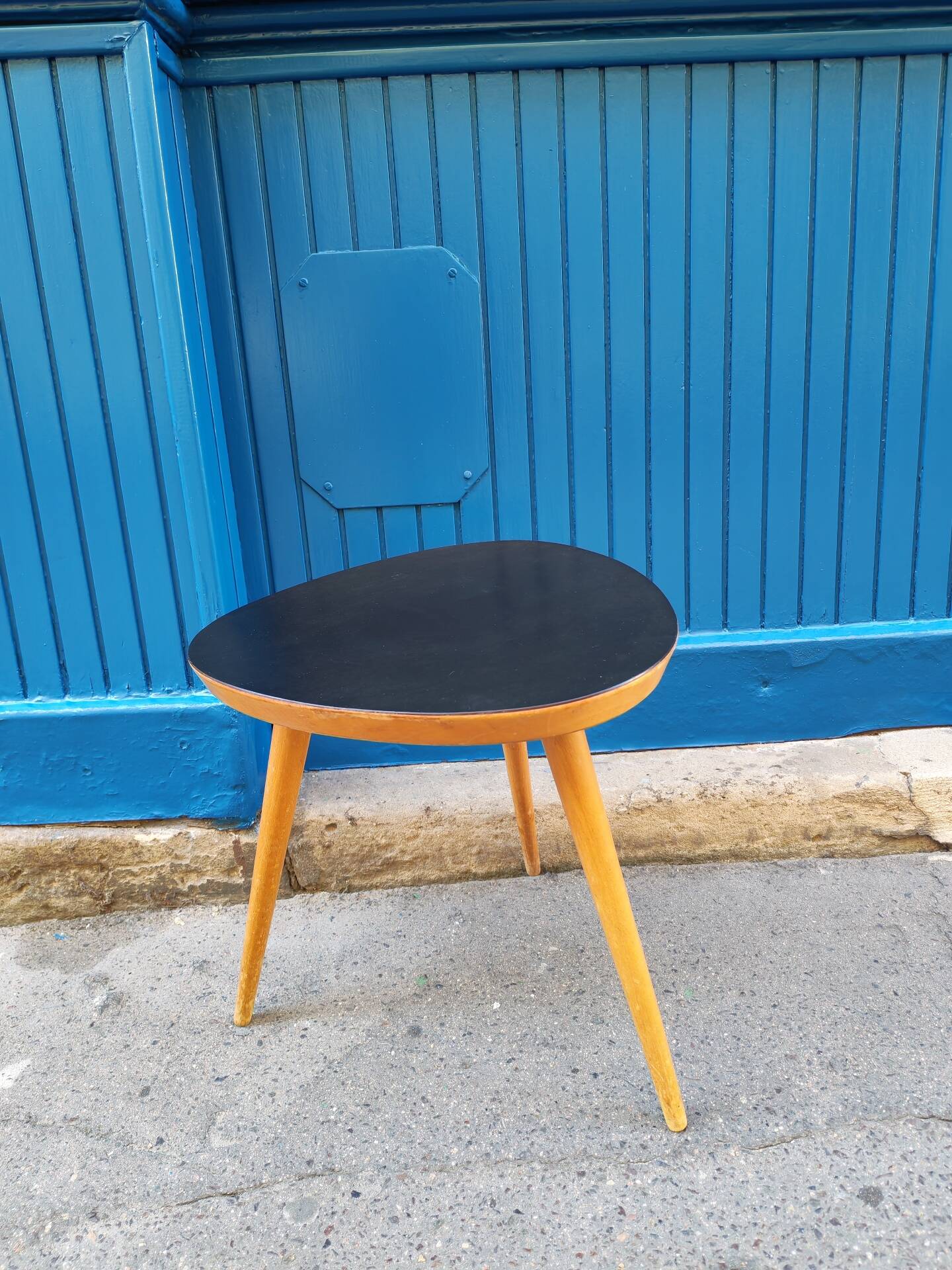 Tripod side table in rockabilly style from the 1960s.