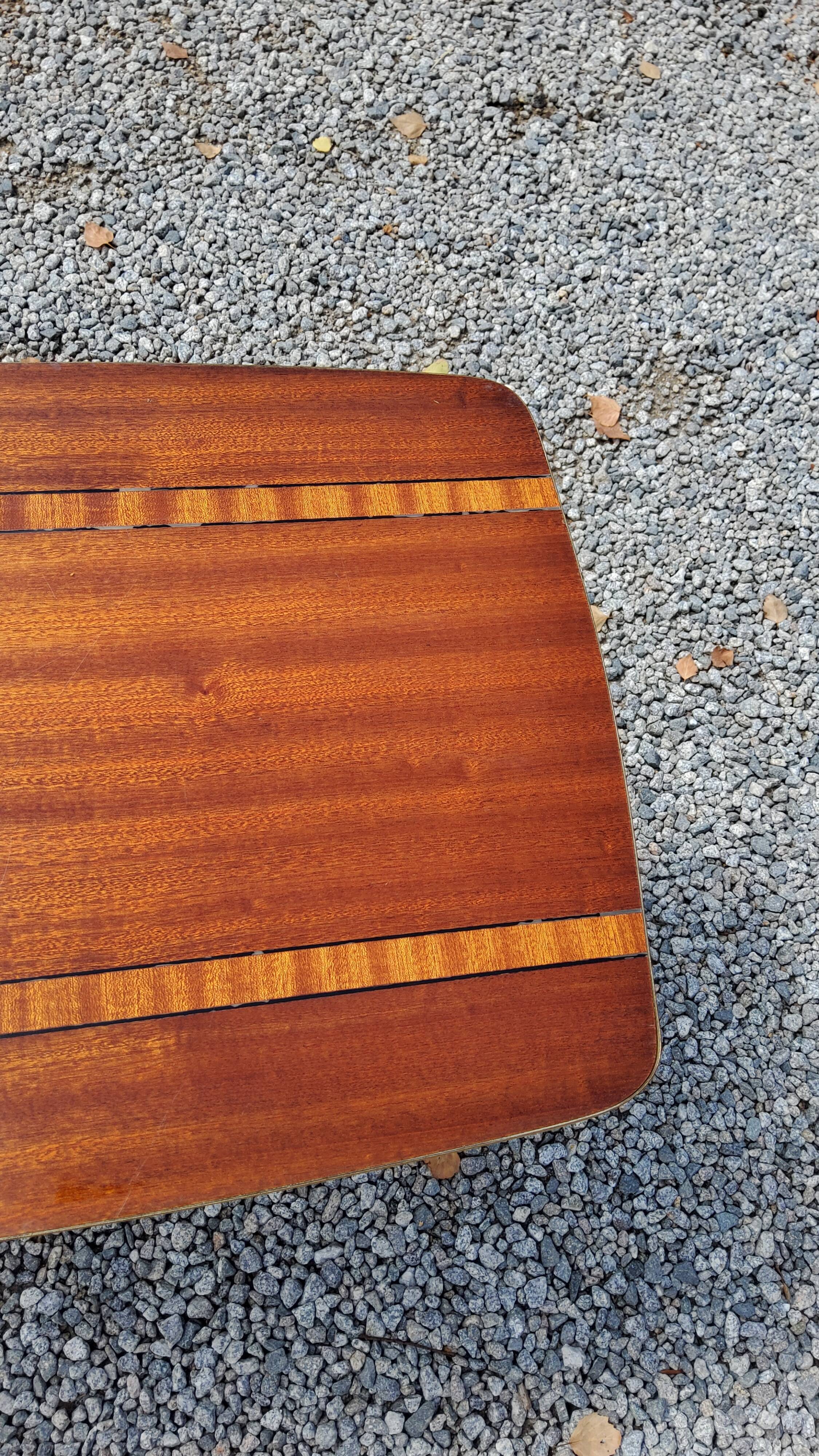 Table basse des années 60 en acajou doré pieds compas