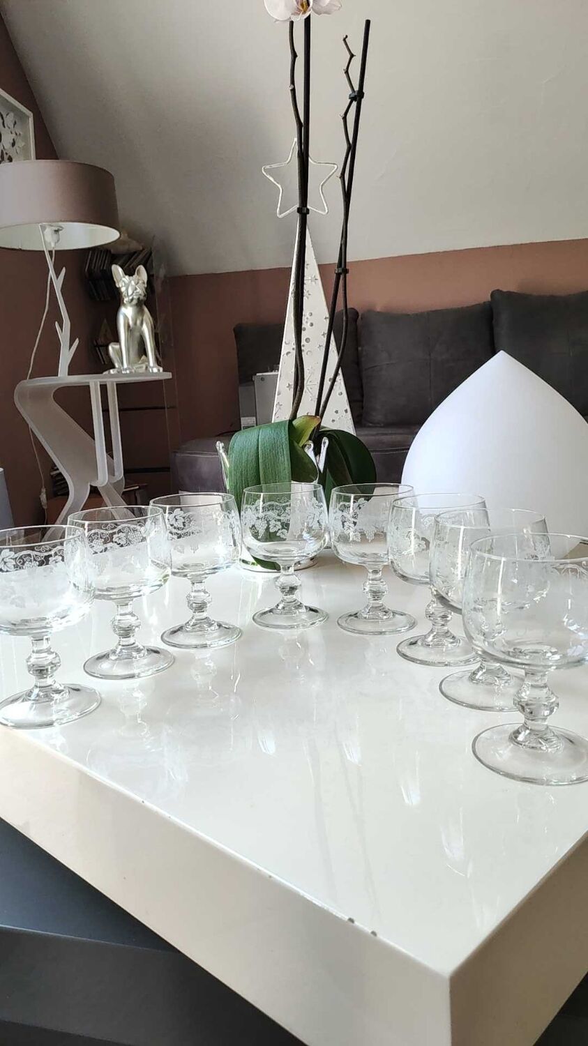 Lot 8 stemmed glasses, vine shoots patterns / Bunches of grapes in frosted glass. Vintage