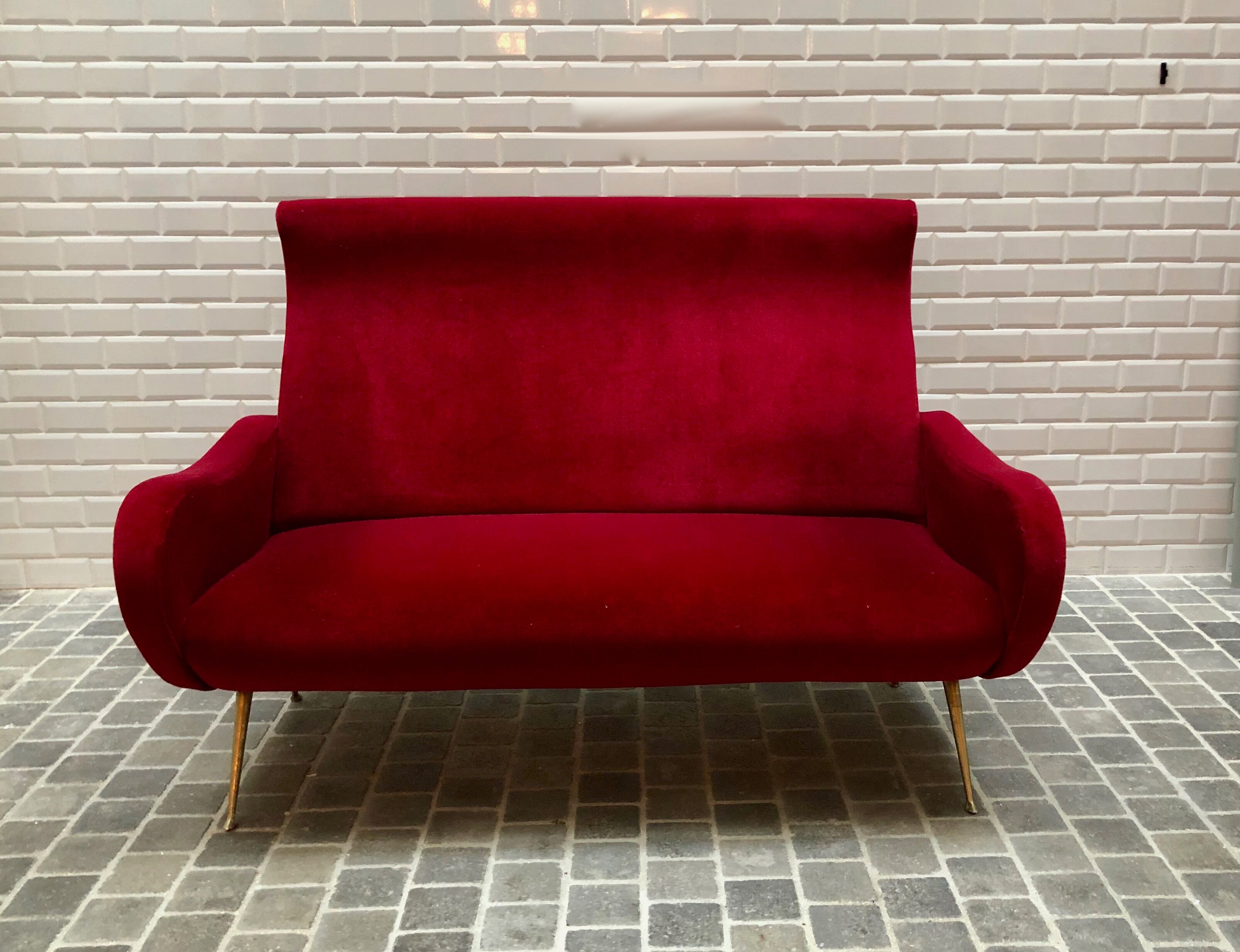 Fauteuil italien velours rouge avec pieds en laiton