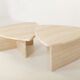 Paire de tables basses ou tables d'appoints triangulaires arondi en travertine