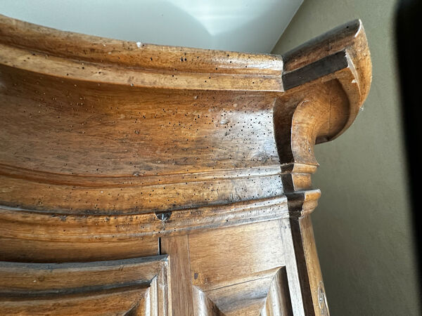 Grande armoire alsacienne Louis XV en noyer massif – XVIIIe siècle