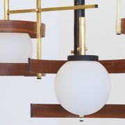 Suspension italienne 3 globes en opaline avec teck et laiton.