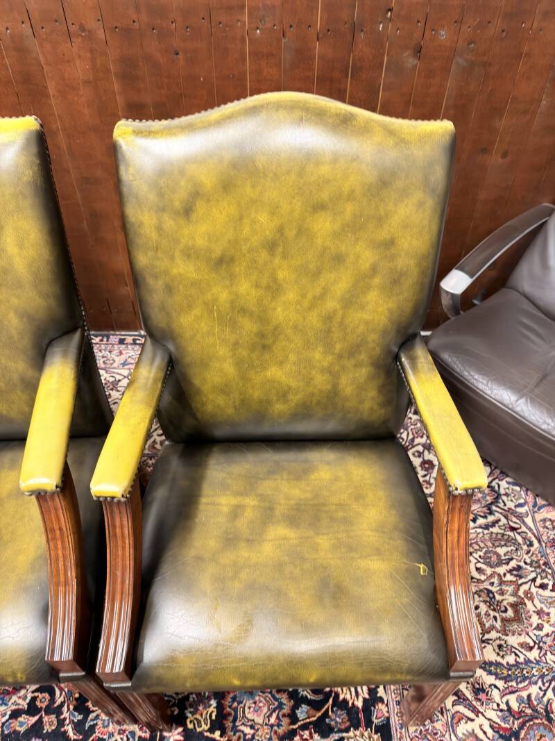 Ensemble de chaises présidentielles Chesterfield anglaises classiques.