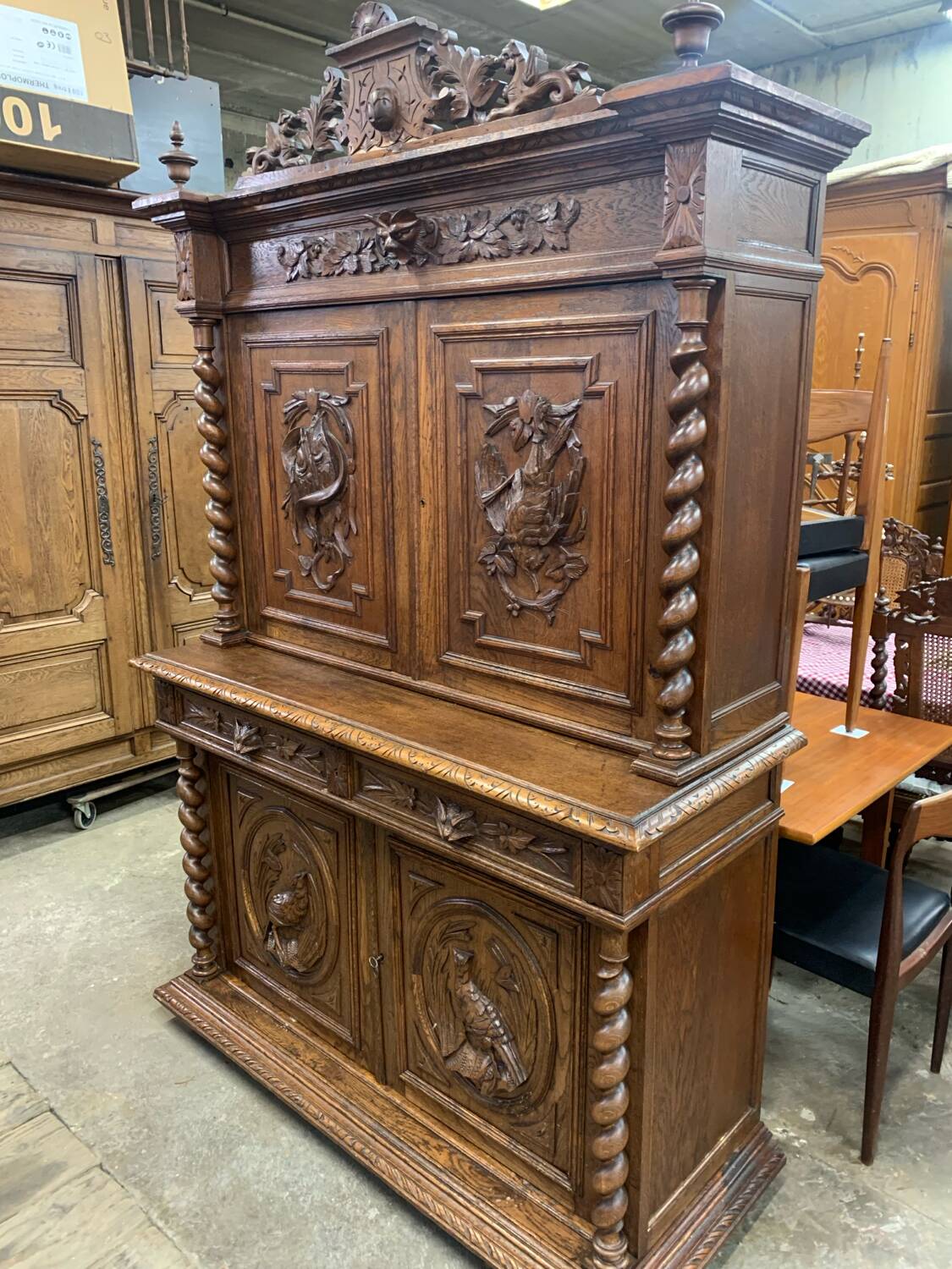Buffet 2 corps de chasse en bois tourné et sculpté, vers 1900