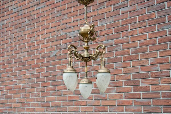Lustre en laiton du milieu du XXe siècle, Europe occidentale
