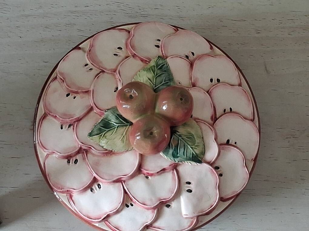 Pie dish / Tatin with a trompe-l'œil lid in slipware – Apple decoration