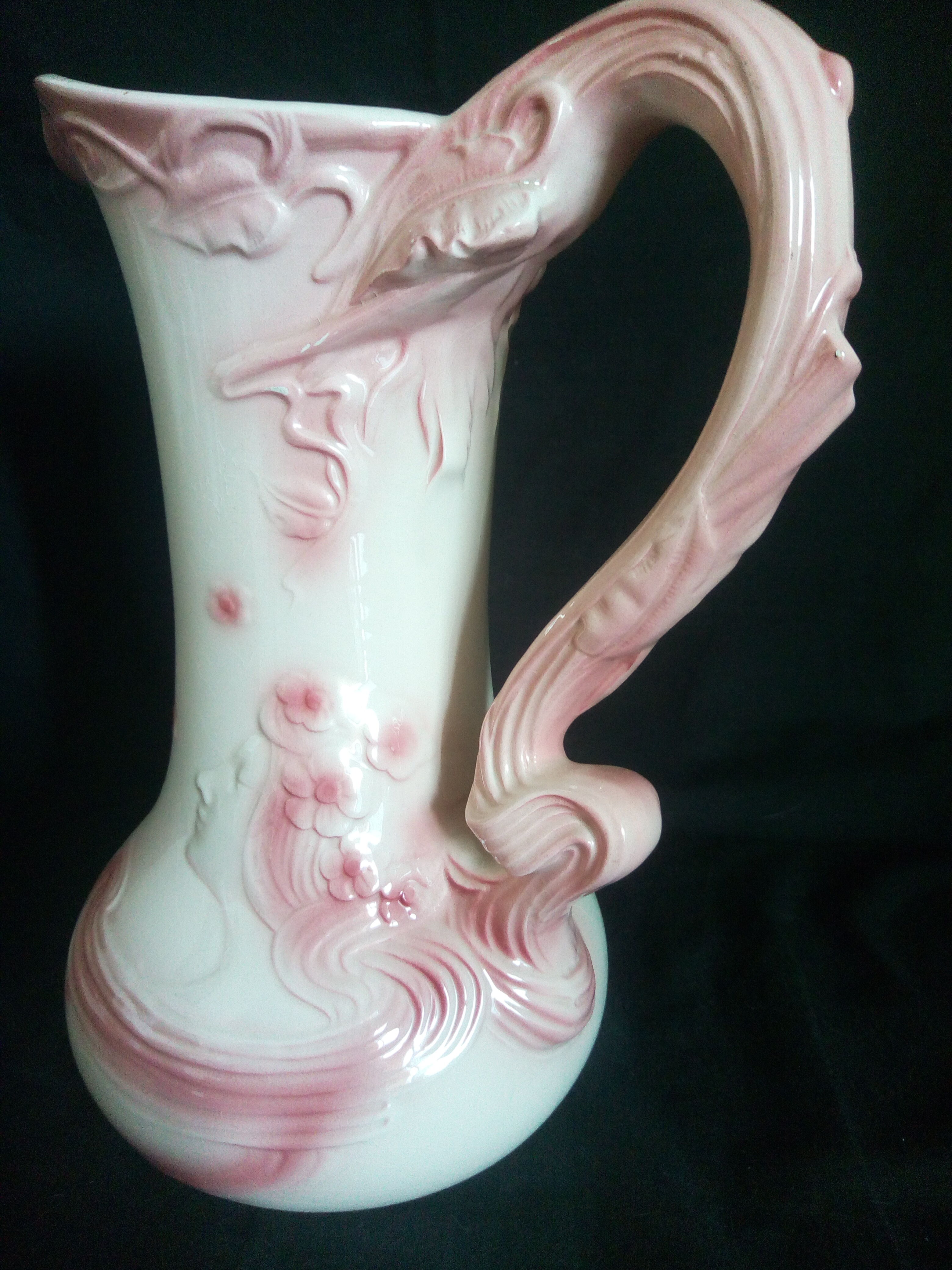 Cruche Art Nouveau en faïence