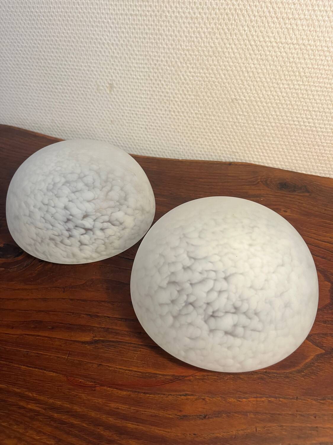 Paire applique plafonnier demi boule en verre de Clichy